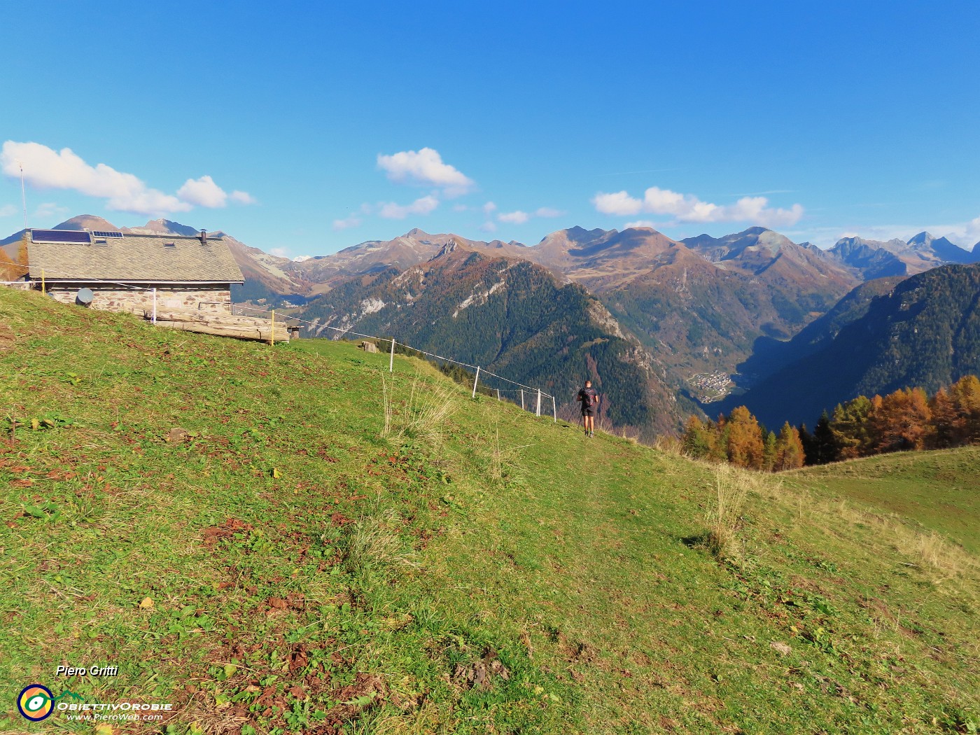 23 Alla Baita Quedro (1880 m) spettacolo di panorami e di larici colorati d'autunno.JPG